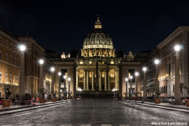 Petersdom bei Nacht mit der Via della Conciliazione