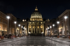 Petersdom bei Nacht mit der Via della Conciliazione