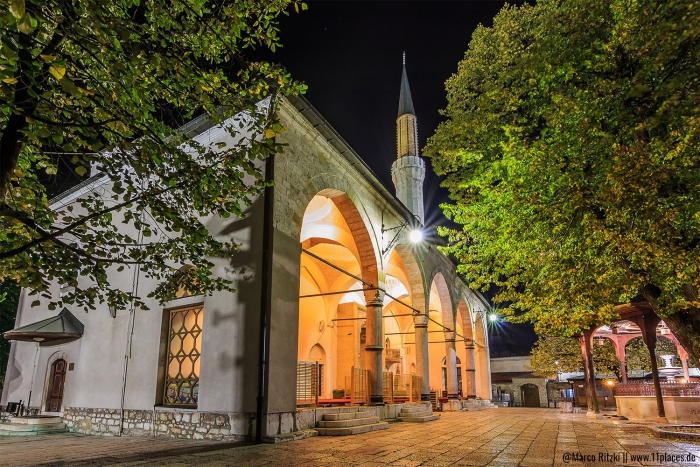 Gazi-Husrev-Beg Moschee am Abend in Sarajevo Gazi-Husrev-Beg Moschee am Abend in Sarajevo