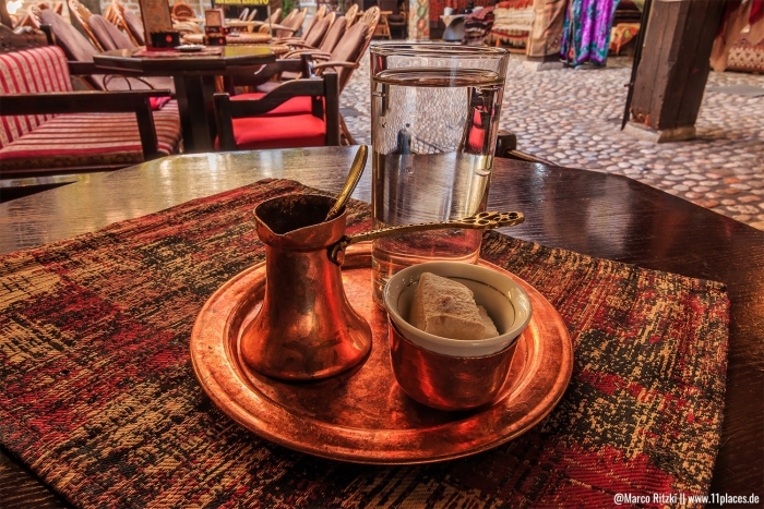 typischer Kaffee auf Kupferblech in Bosnien-Herzegowina typischer Kaffee auf Kupferblech in Bosnien-Herzegowina