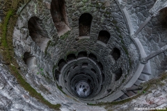 Der Initiationsbrunnen inmitten vom Park der Quinta da Regaleira