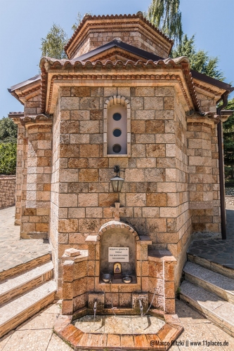 kleine Kirche St. Petka mit dem geweihtem Wasser