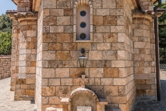 kleine Kirche St. Petka mit dem geweihtem Wasser
