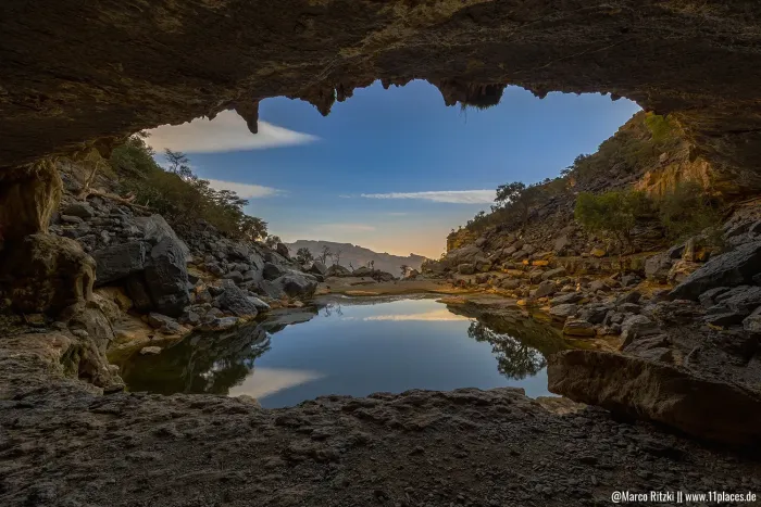 Grotte mit kleinem See am Ende des Balcony Walk am Jebel Shams im Oman