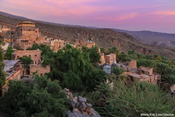 Misfat al Abriyeen im Oman bei Sonnenuntergang mit alten Lehmhäusern
