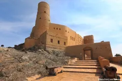 Eingang zum Bahla Fort mit traditionellen Kanonen im Oman
