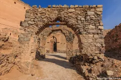 Ruinen eines historischen Stadttores in der Altstadt von Ibra mit zwei Torbögen