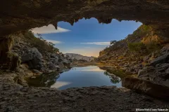 Grotte mit kleinem See am Ende des Balcony Walk am Jebel Shams im Oman