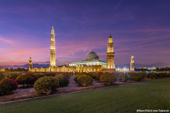 Sultan-Qabus-Moschee in Maskat im Oman vor Sonnenaufgang