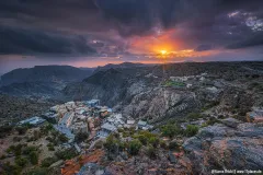 Jebel Akhdar im Oman bei Sonnenuntergang mit Blick über die Bergplateaus