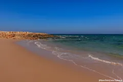Sandstrand am Turtle Beach nahe Sur im Oman mit Blick über das Wasser.