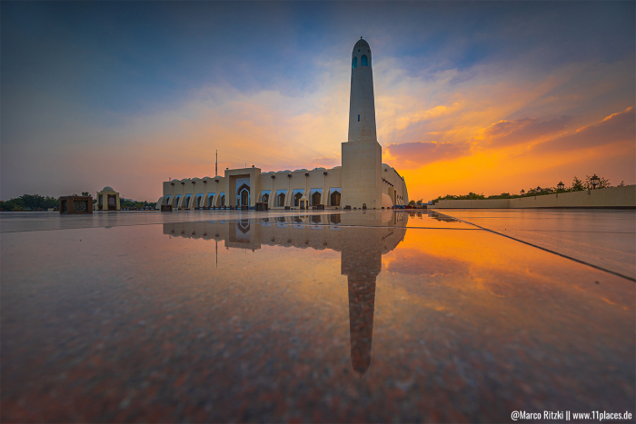 Imam-Muhammad-ibn-Abd-al-Wahhab-Moschee in Doha bei Sonnenuntergang mit Spiegelung