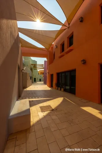 Mina District in Doha mit farbenfrohen Gebäuden und Hafen