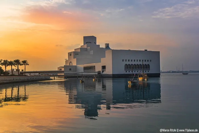 Museum of Islamic Art in Doha mit Blick auf die Skyline und das Meer