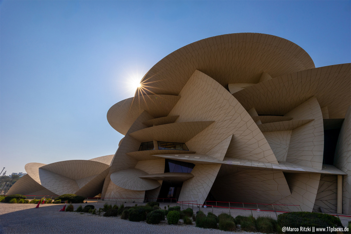 Nationalmuseum Katar in Doha mit Sonnenstern bei Tageslicht