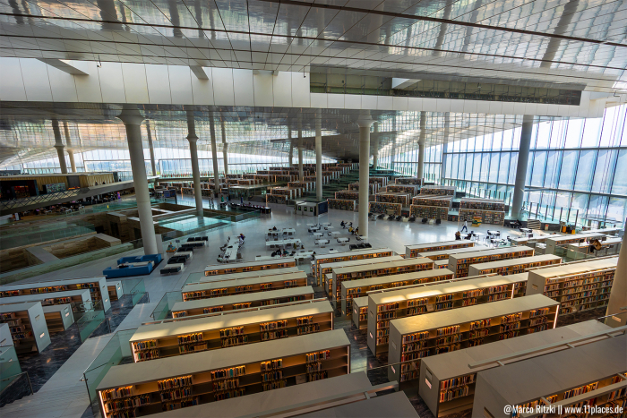 Innenansicht der Qatar National Library in Doha mit Bücherregalen und Glasfronten