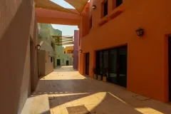 Mina District in Doha mit farbenfrohen Gebäuden und Hafen