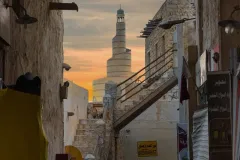 Souq Waqif in Doha mit traditionellen Geschäften und engen Gassen