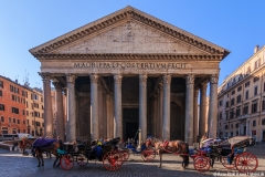 Pantheon am Morgen mit Pferdegespann vor dem Eingang