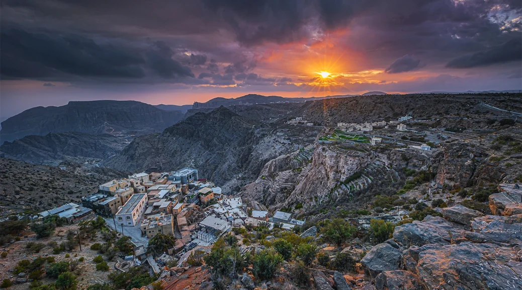 Jebel Akhdar im Oman bei Sonnenuntergang mit Blick über die Bergplateaus